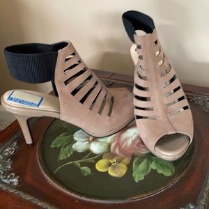 Women’s size 7 tan heels by Revolution